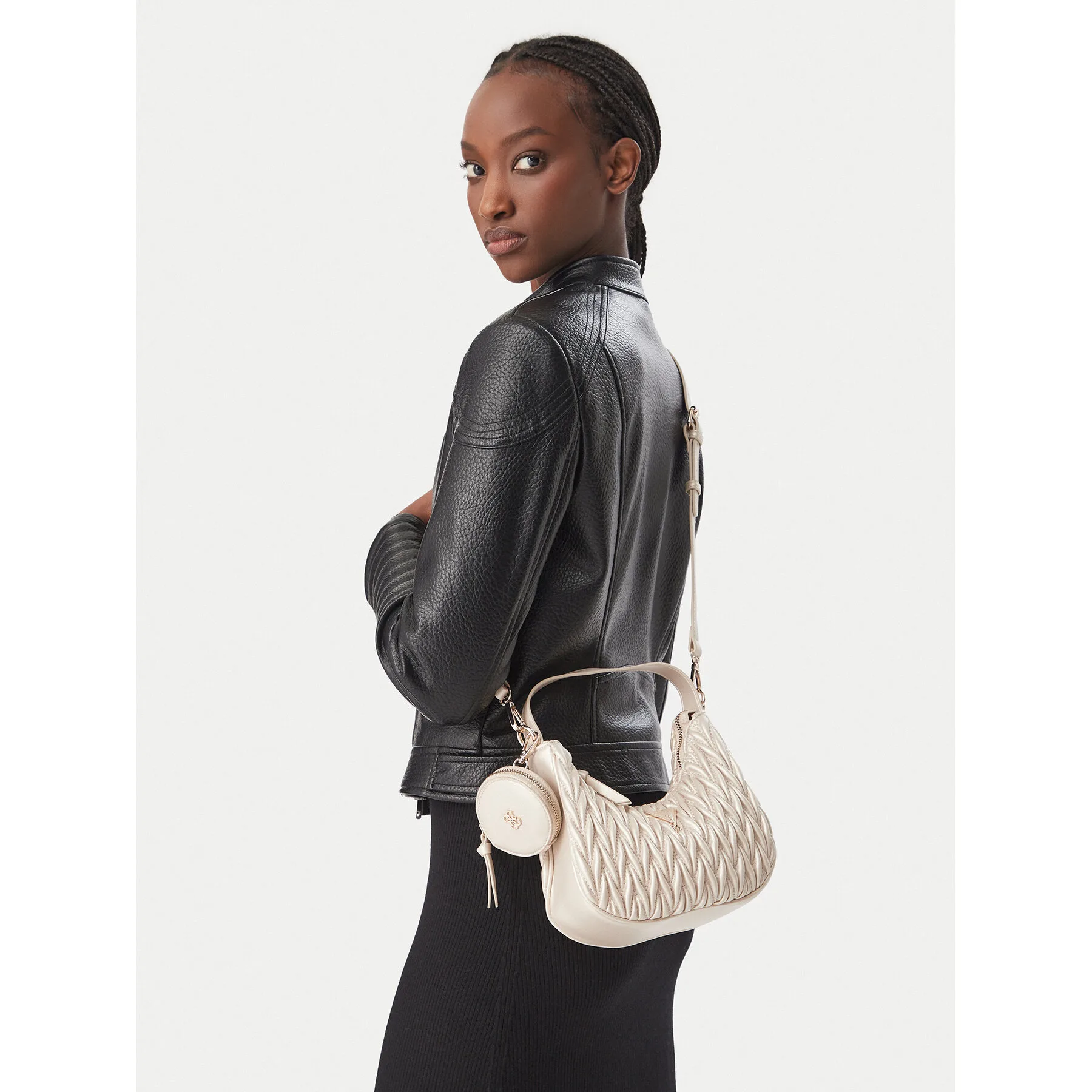 Дамска чанта Guess J6BZ23 W4033 златиста – Класически дамски чанти
