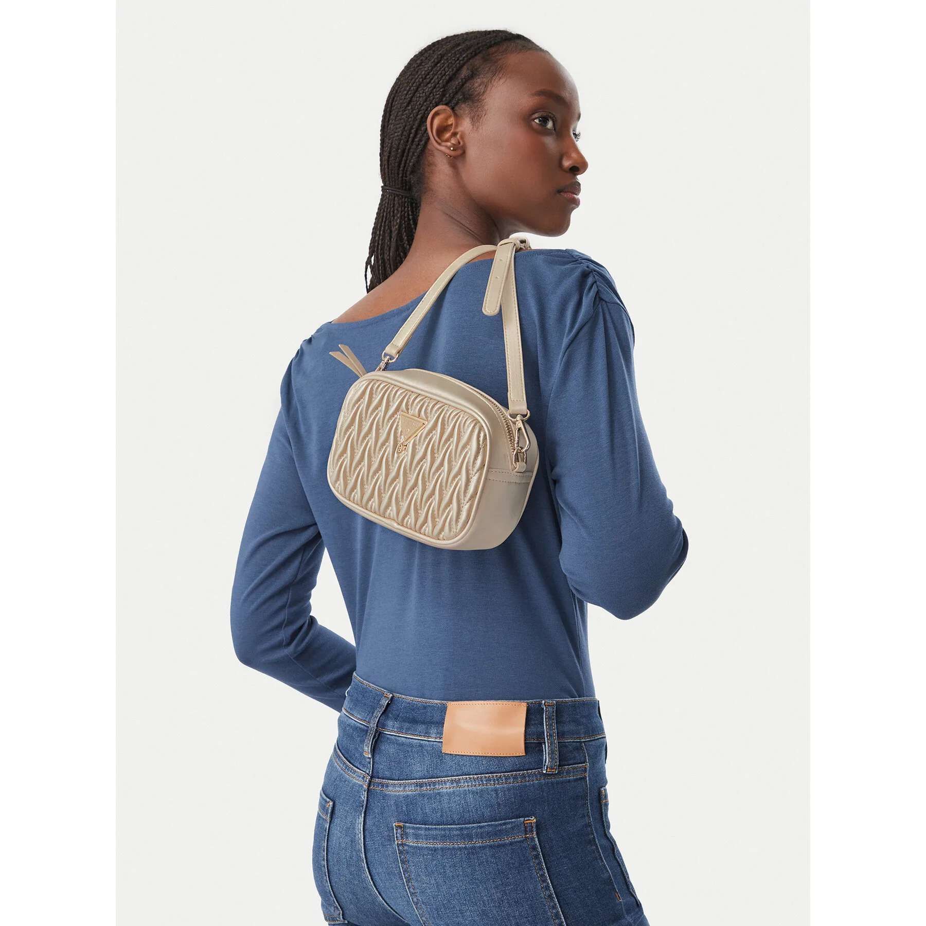 Дамска чанта Guess J6BZ25 W4035 златиста – Дамски чанти тип плик